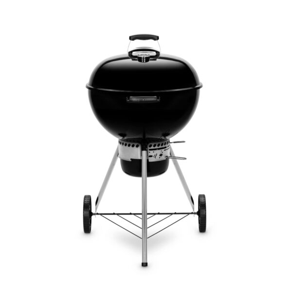 Barbacoa Weber Original Kettle® con diseño frontal que incluye una bandeja inferior para mayor estabilidad, ideal para uso en exteriores