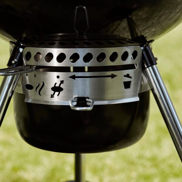 Detalle del sistema de ventilación ajustable de la barbacoa Weber Original Kettle®, diseñado para regular el flujo de aire y controlar el calor.