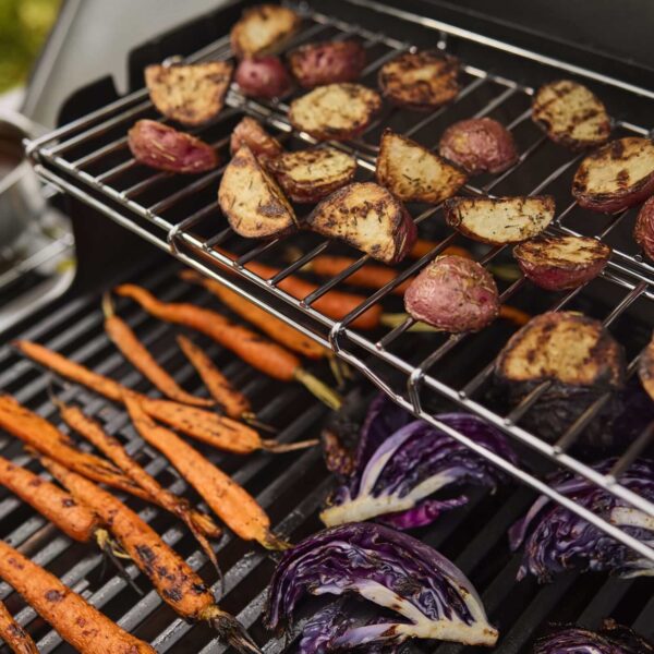 Verduras asadas y patatas cocinadas en la parrilla doble de la barbacoa Weber Genesis EP-435.