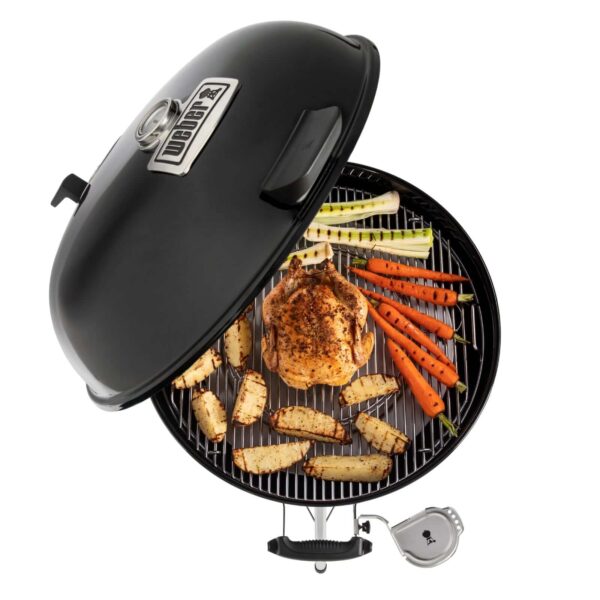 Weber Master-Touch Premium E-5770 cocinando pollo, zanahorias y calabacines en su parrilla.