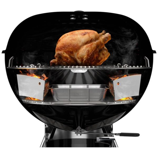 Corte transversal de la Weber Master-Touch Premium E-5775 cocinando un pollo entero con carbón y madera para ahumar