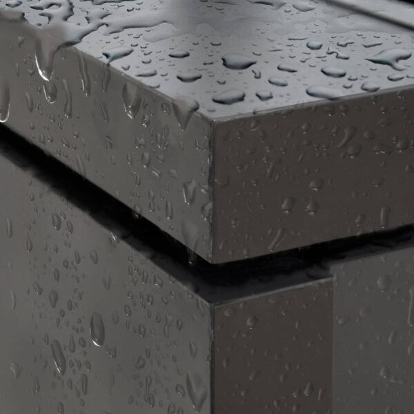 Detalle de la superficie resistente al agua de una cocina de exterior Cabinex®, con gotas de agua visibles sobre el acabado negro mate. Título