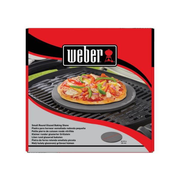 Empaque de la Piedra Esmaltada para Pizza Weber redonda de 26 cm, ideal para barbacoas, mostrando una pizza cocinada con ingredientes frescos sobre la parrilla.