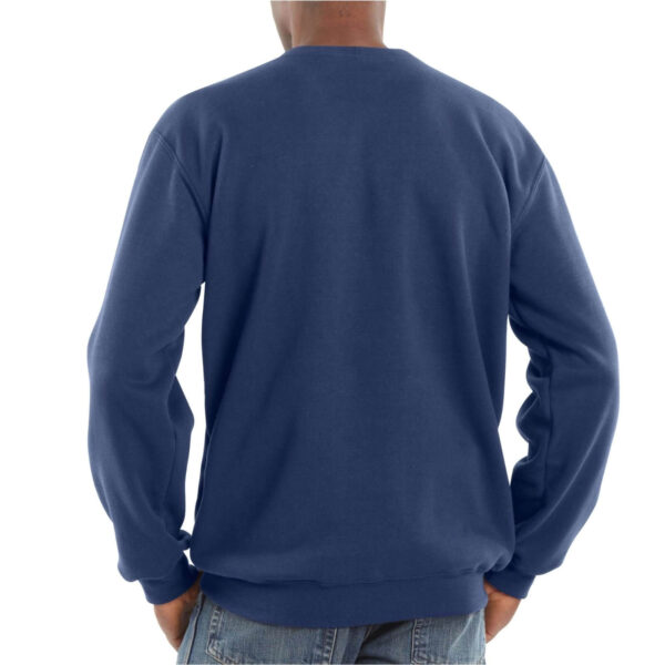 Hombre de espaldas vistiendo una sudadera Carhartt Loose Fit de cuello redondo en color azul marino.