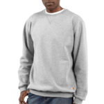 Hombre vistiendo una sudadera Carhartt Loose Fit de cuello redondo en color gris jaspeado.