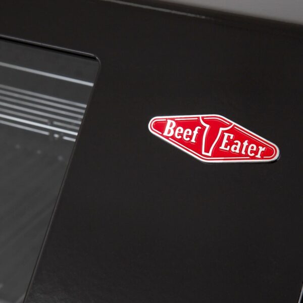 Logotipo de BeefEater en rojo y blanco sobre una superficie negra, detalle de una barbacoa Cabinex®.