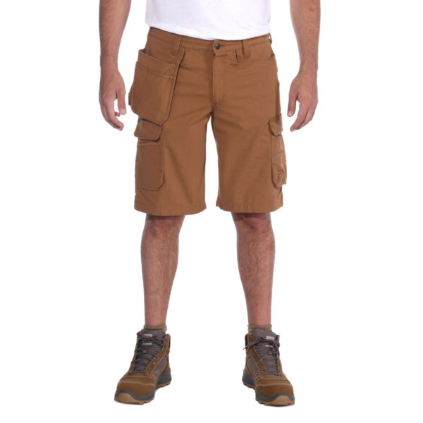 Hombre vistiendo pantalón corto multibolsillos Carhartt en color marrón, ideal para trabajos exigentes.