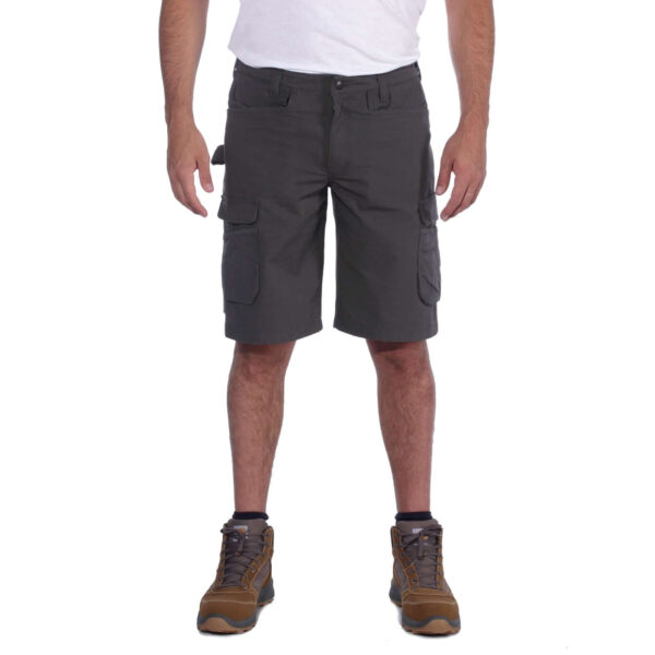 Hombre con pantalón corto multibolsillos Carhartt gris oscuro, con diseño funcional y resistente para trabajo.