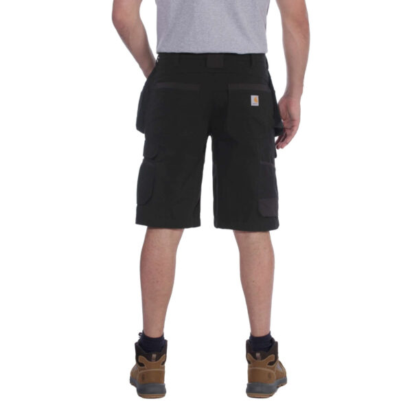 Vista trasera de un hombre con pantalón corto multibolsillos Carhartt en color negro, mostrando los bolsillos traseros y cargo.