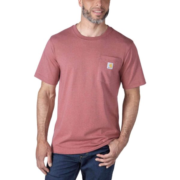 Hombre con camiseta Carhartt K87 de manga corta en color mantequilla de manzana jaspeada, con bolsillo lateral y logo de la marca, combinada con jeans