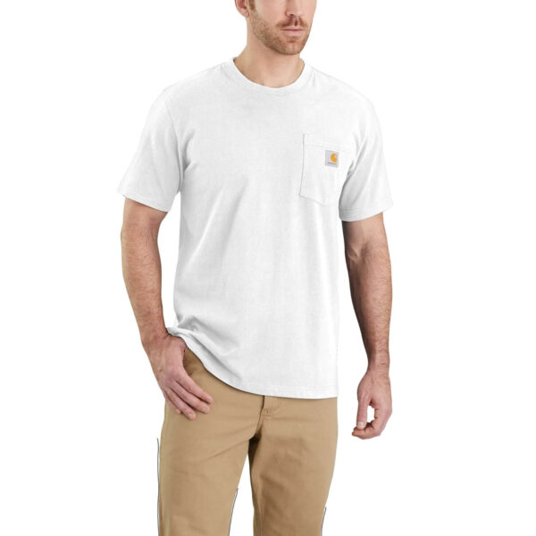 Hombre con camiseta Carhartt K87 de manga corta en color blanco, con bolsillo lateral y logo de la marca, combinada con pantalones beige