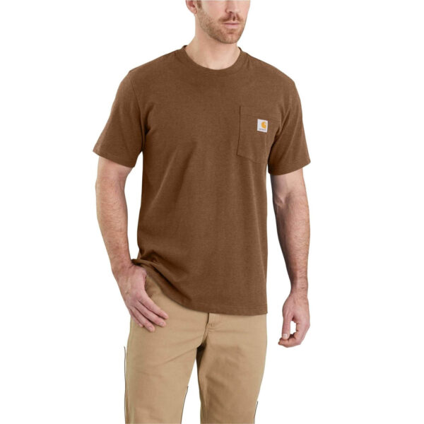 Hombre con camiseta Carhartt K87 de manga corta en color marrón nogal aceitado, con bolsillo lateral y logo de la marca, combinada con pantalones beige