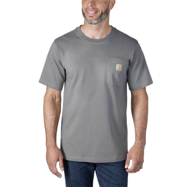 Hombre con camiseta Carhartt K87 de manga corta en color nogal aceitado jaspeado, con bolsillo lateral y logo de la marca, combinada con jeans