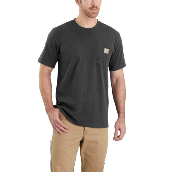 Hombre con camiseta Carhartt K87 de manga corta en color carbón jaspeado, con bolsillo lateral y logo de la marca, combinada con pantalones beige