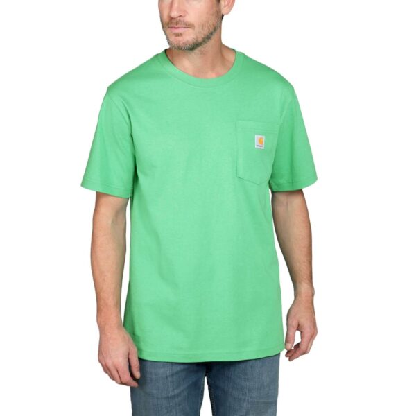 Hombre con camiseta Carhartt K87 de manga corta en color malaquita, con bolsillo lateral y logo de la marca, combinada con jeans