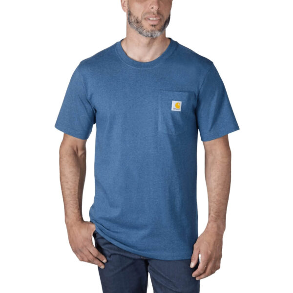 Hombre con camiseta Carhartt K87 de manga corta en color laguna profunda jaspeada, con bolsillo lateral y logo de la marca, combinada con jeans