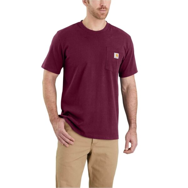 Hombre con camiseta Carhartt K87 de manga corta en color vino tinto, con bolsillo lateral y logo de la marca, combinada con pantalones beige