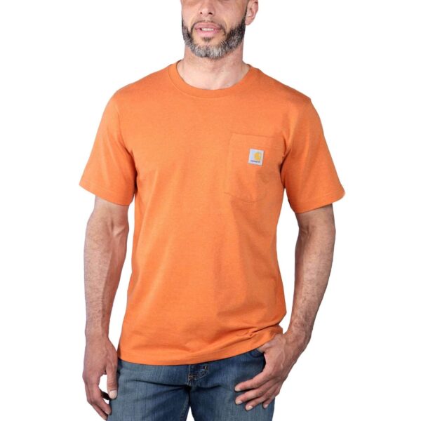 Hombre con camiseta Carhartt K87 de manga corta en color mermelada jaspeado, con bolsillo lateral y logo de la marca, combinada con jeans