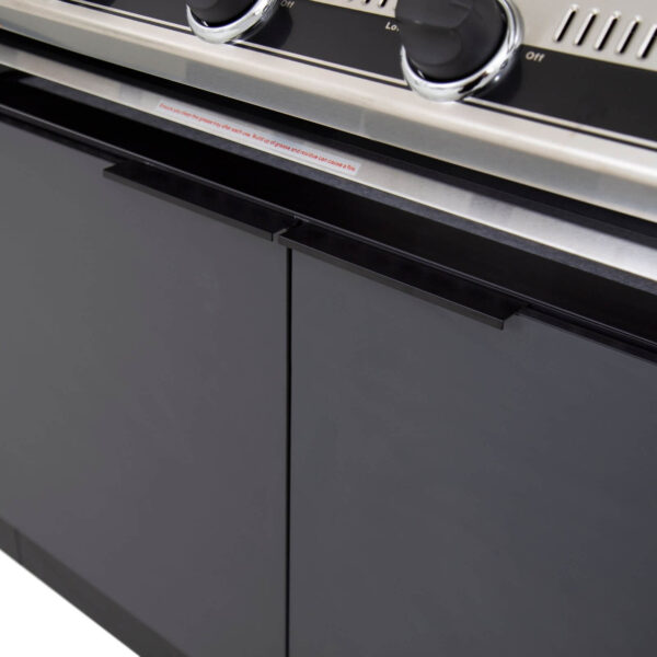 Detalle de las puertas inferiores de una barbacoa Cabinex® con tiradores minimalistas y acabado en negro mate.