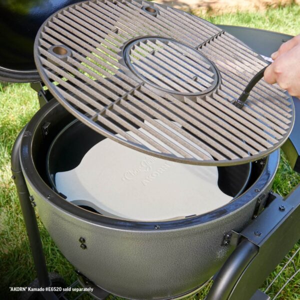 Deflector Akorn instalado en una parrilla kamado Akorn, con la rejilla siendo colocada.