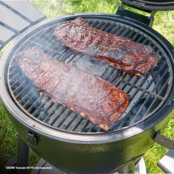 Costillas ahumadas cocinándose lentamente en una parrilla kamado Akorn.