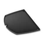 Plancha de hierro colado vitrificado para barbacoa Weber Q 3000, con superficie lisa antiadherente y diseño ajustado.
