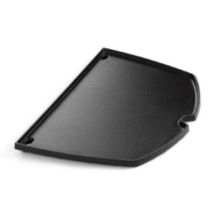 Plancha de hierro colado vitrificado para barbacoa Weber Q 3000, con diseño ajustado para una cocción uniforme y sin adherencias.