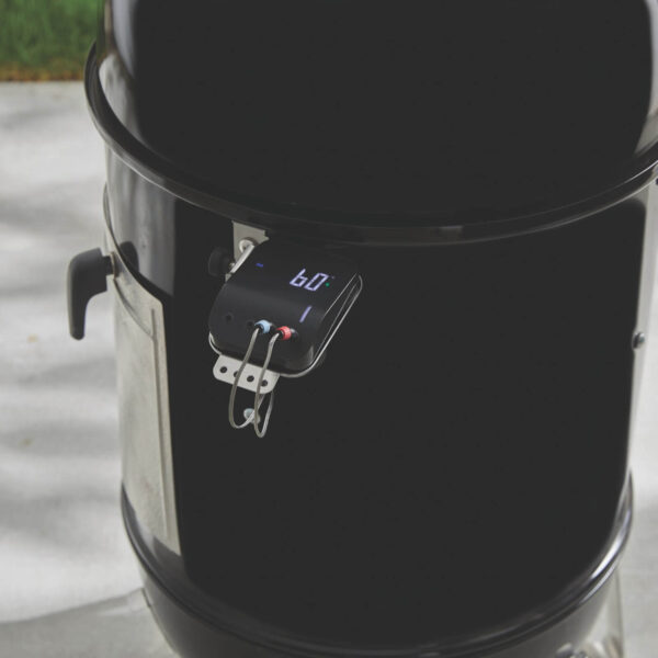 Weber Connect Smart Grilling Hub instalado en un ahumador con soporte metálico, mostrando la temperatura en tiempo real.