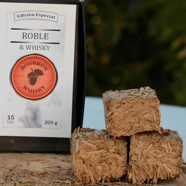 Primer plano de pastillas aromáticas Humea Smoker sabor Roble y Whisky Bourbon, junto a su caja de 15 unidades (200 g), ideales para ahumar alimentos con un toque cálido y especiado.