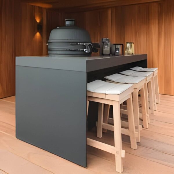 Isla de cocina OFYR Cozinha Elba con kamado integrado y taburetes de madera, en un espacio cálido con revestimiento de madera.