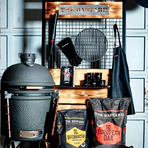 Set de barbacoa The Bastard con kamado, accesorios de cocina y carbones premium de Quebracho Blanco y Roble Europeo.