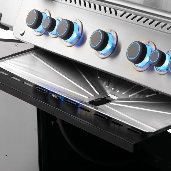 Recipiente de grasa de aluminio instalado en la bandeja recogegotas de una parrilla Napoleon Prestige P665V, con perillas iluminadas en azul.