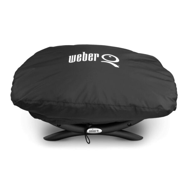 Funda Weber® Premium Q1000 de color negro ajustada sobre una barbacoa de la Serie Q, con logo blanco en la parte superior y cordón de sujeción en la base.