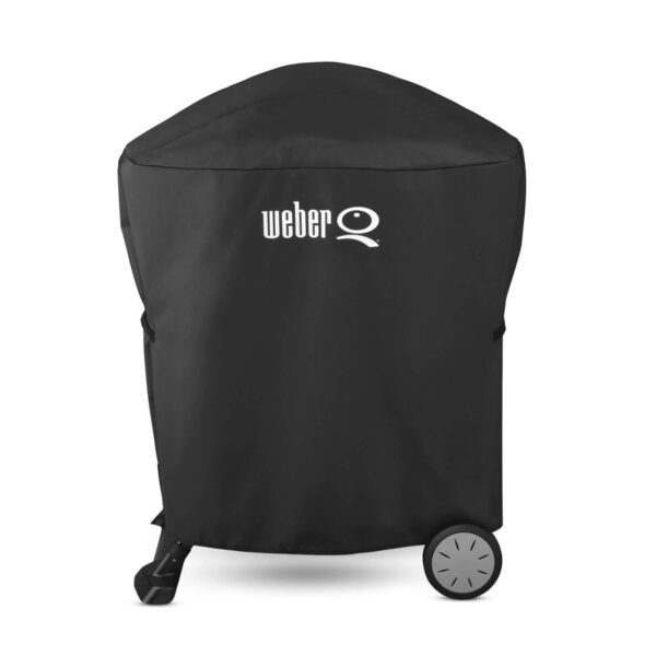 Funda Weber® Premium Q1000/Q2000 negra cubriendo una barbacoa de la Serie Q con carro, con logo blanco en la parte superior y ruedas visibles en la base.