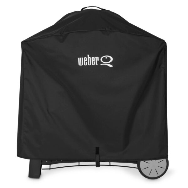 Funda Weber® Premium Q3000/Q2000 negra cubriendo una barbacoa con carro, con el logo blanco en la parte superior y ruedas visibles en la base.