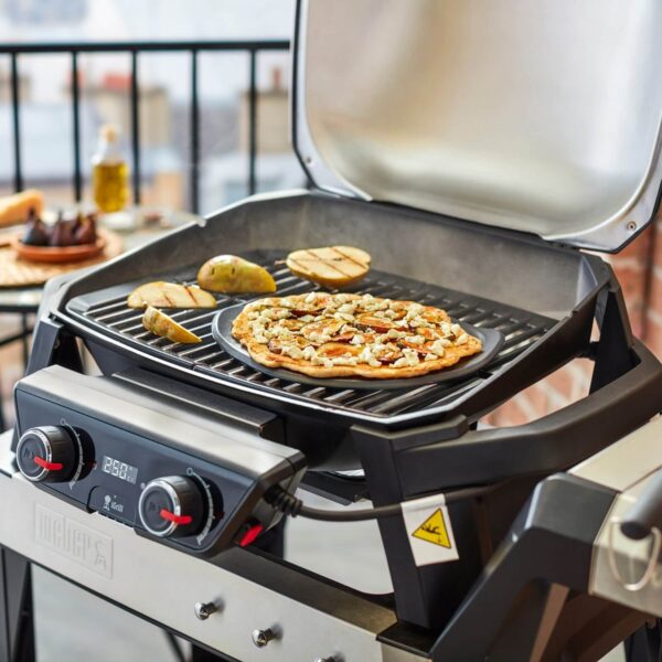 Piedra de barbacoa Weber en uso, cocinando pizza y vegetales en una barbacoa eléctrica Weber Pulse.