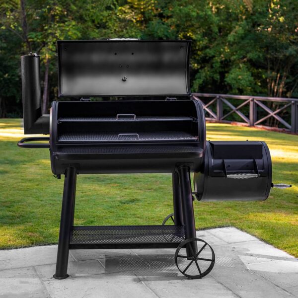 Barbacoa Grand Champ de Char-Griller con la tapa abierta, mostrando su amplia área de cocción y parrillas de acero.