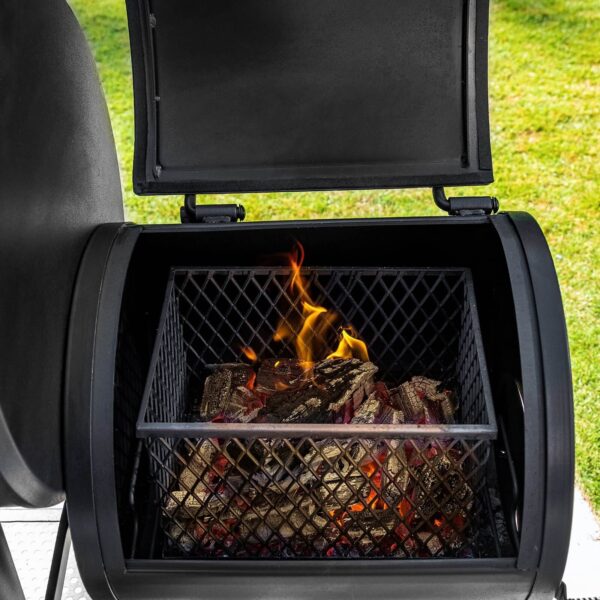 Caja de fuego de la barbacoa Grand Champ de Char-Griller con leña encendida, ideal para ahumados de larga duración.