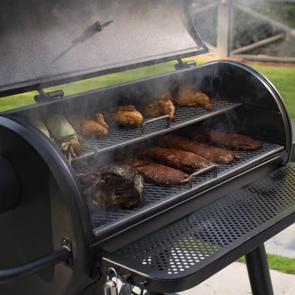 Barbacoa Grand Champ de Char-Griller con la tapa abierta, mostrando carnes y verduras cocinándose con humo.