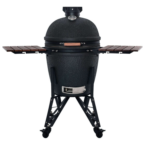 Kamado Urban Large 49 cm en color negro mate, con mesas auxiliares de madera desplegadas y carrito de acero con ruedas.