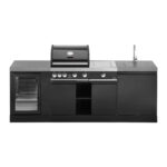 Cocina exterior Premium G4 Plus de la serie GrandPro 230 con fregadero, grifo y refrigerador incorporado, en diseño elegante de color negro.