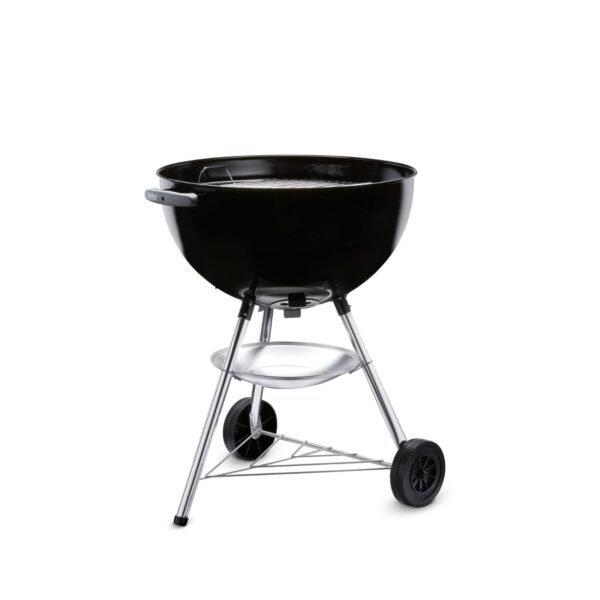 Barbacoa Weber Bar-B-Kettle de carbón con tapa retirada, ideal para técnicas de cocción directa e indirecta.