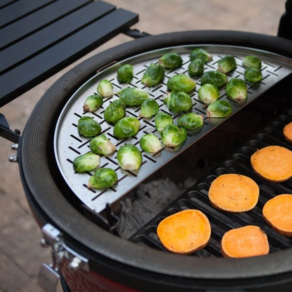 Vegetales cocinándose en Parrilla Media Luna de acero inoxidable 304 en Kamado Joe Classic Joe.