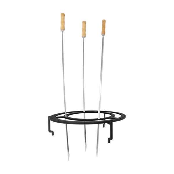 Set Parrilla Brasileña de Ofyr con tres brochetas largas de acero inoxidable, montadas sobre un soporte circular negro, y mangos de madera para facilitar el manejo.