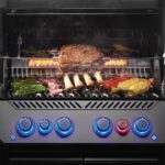 Costillar dorado en el sistema de rotisserie de la barbacoa Napoleon Phantom Prestige 500 RSIB con quemador trasero infrarrojo encendido.