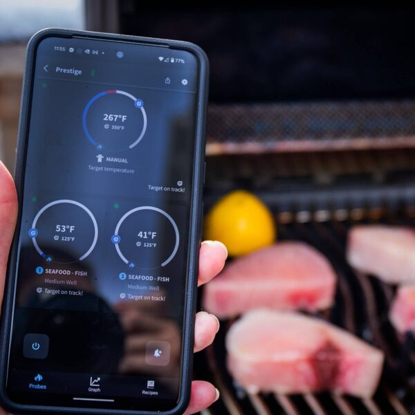 Aplicación móvil Napoleon Home mostrando el monitoreo de temperatura en tiempo real mientras se cocinan filetes de pescado en la barbacoa Napoleon Prestige 500 Connected RSIB.