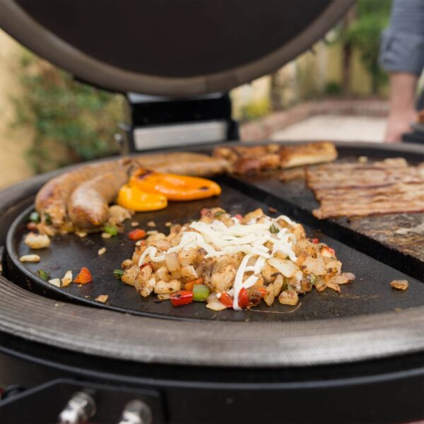 Alimentos cocinándose en la plancha Kamado Joe.