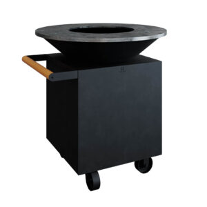 Barbacoa de Leña Classic Pro en acabado negro sin almacenamiento, con asas de madera de teca y ruedas.
