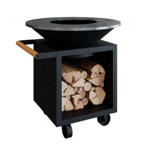 Barbacoa de Leña Classic Pro con almacenamiento de madera, diseño en acero negro y asas de madera de teca.