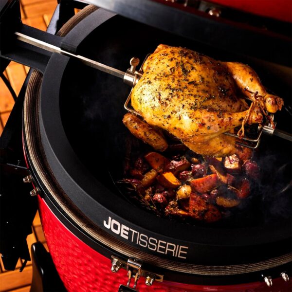 Pollo asado en el Joetisserie Classic Joe dentro de una barbacoa Kamado Joe.